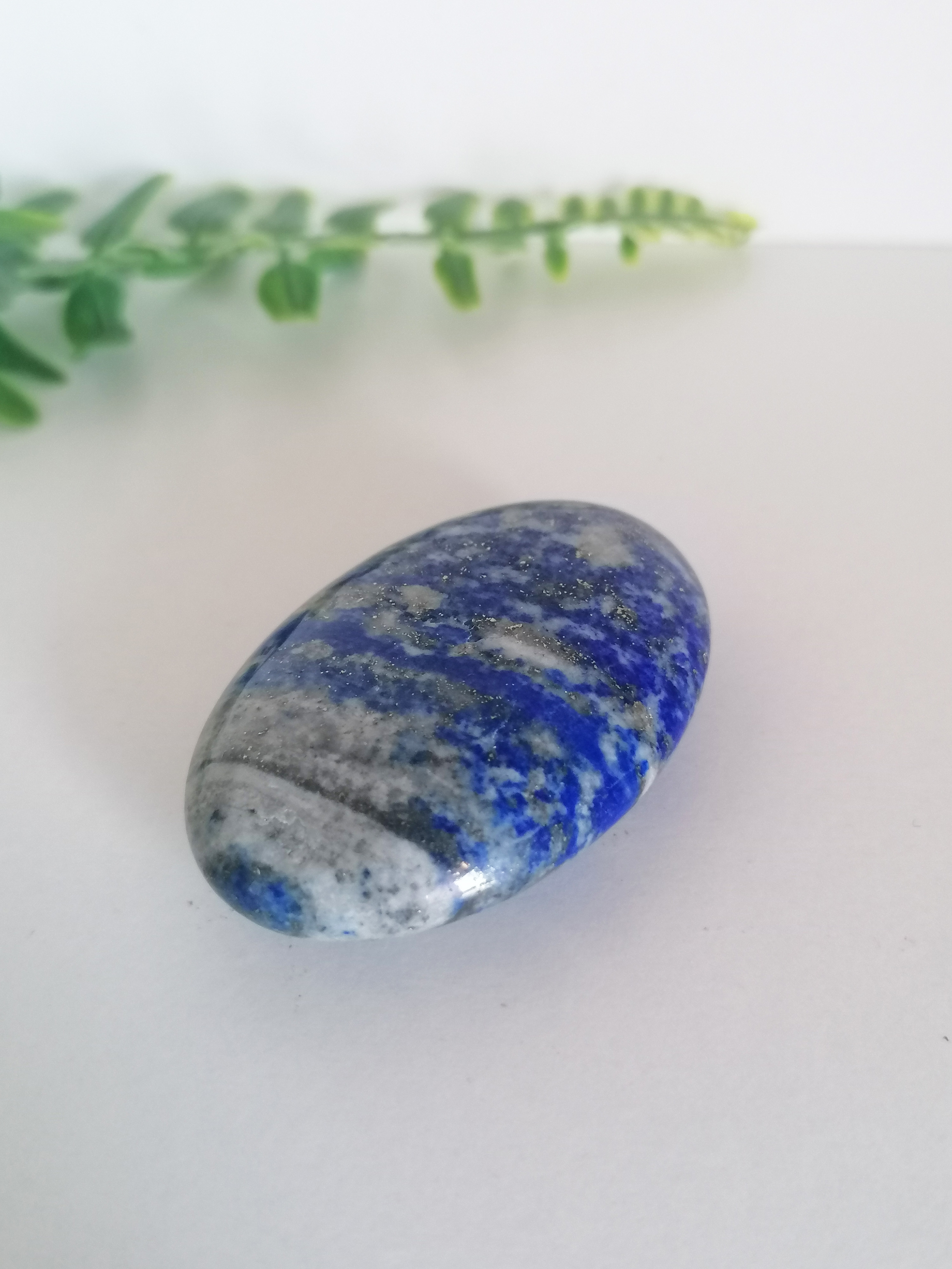 un superbe spécimen de lapis-lazuli disponible à la vente chez pierresfinesdumonde.com