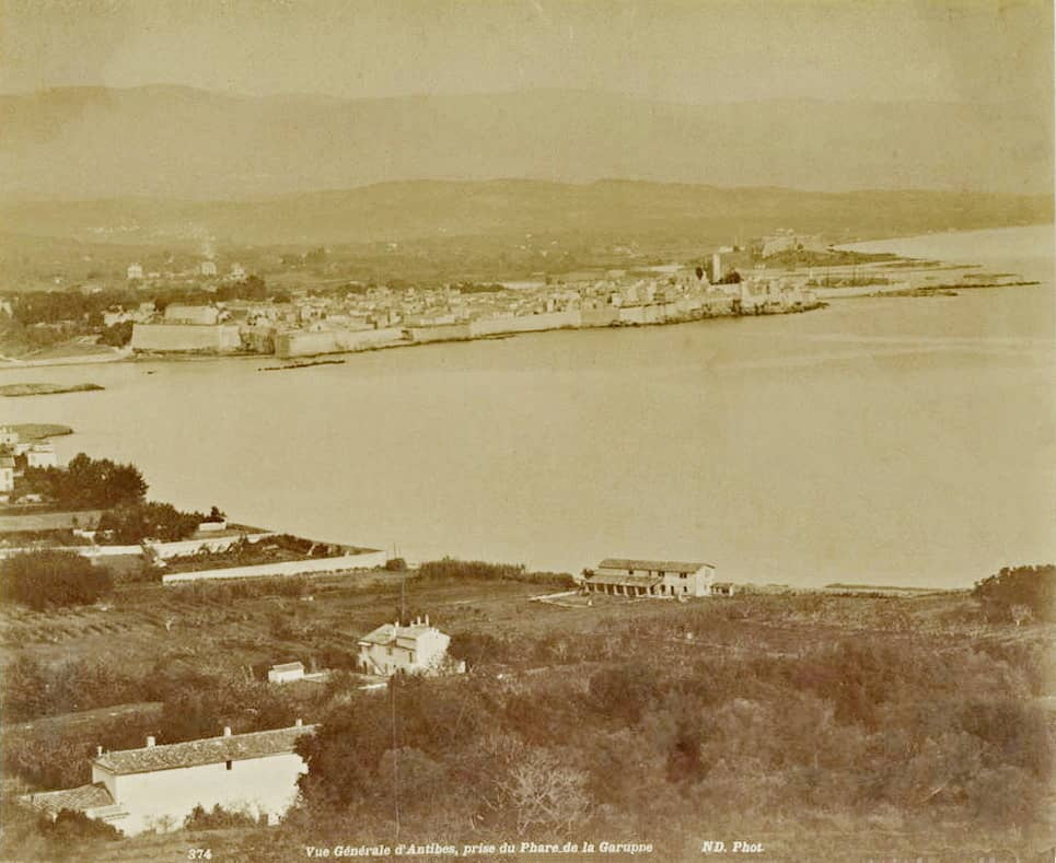 Vue-generale-prise-du-phare-de-la-Garoupe-ND-Phot compress
