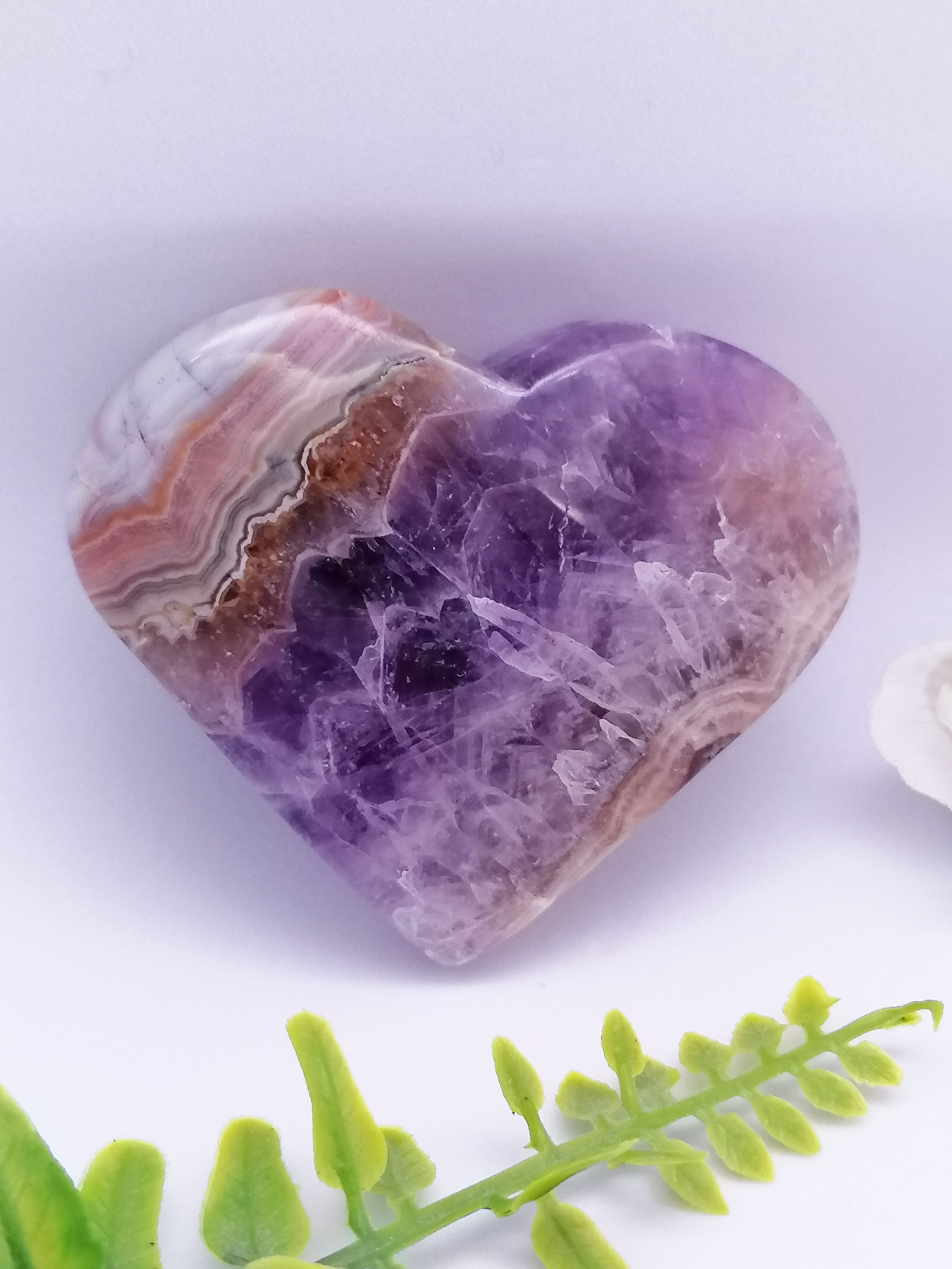 Cœur en améthyste naturelle poli – teinte violette intense – pierre de sérénité et d’amour spirituel