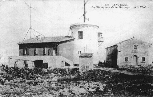 Semaphore-et-chapelle-Le-Semaphore-de-la-Garoupe-ND-Phot-