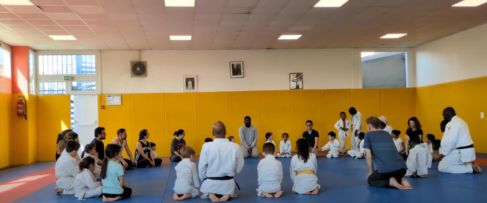 Les parents invités à monter sur le tatami 