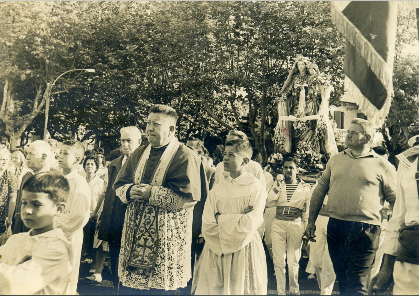 Procession-Le-chanoie-leon-Borroze