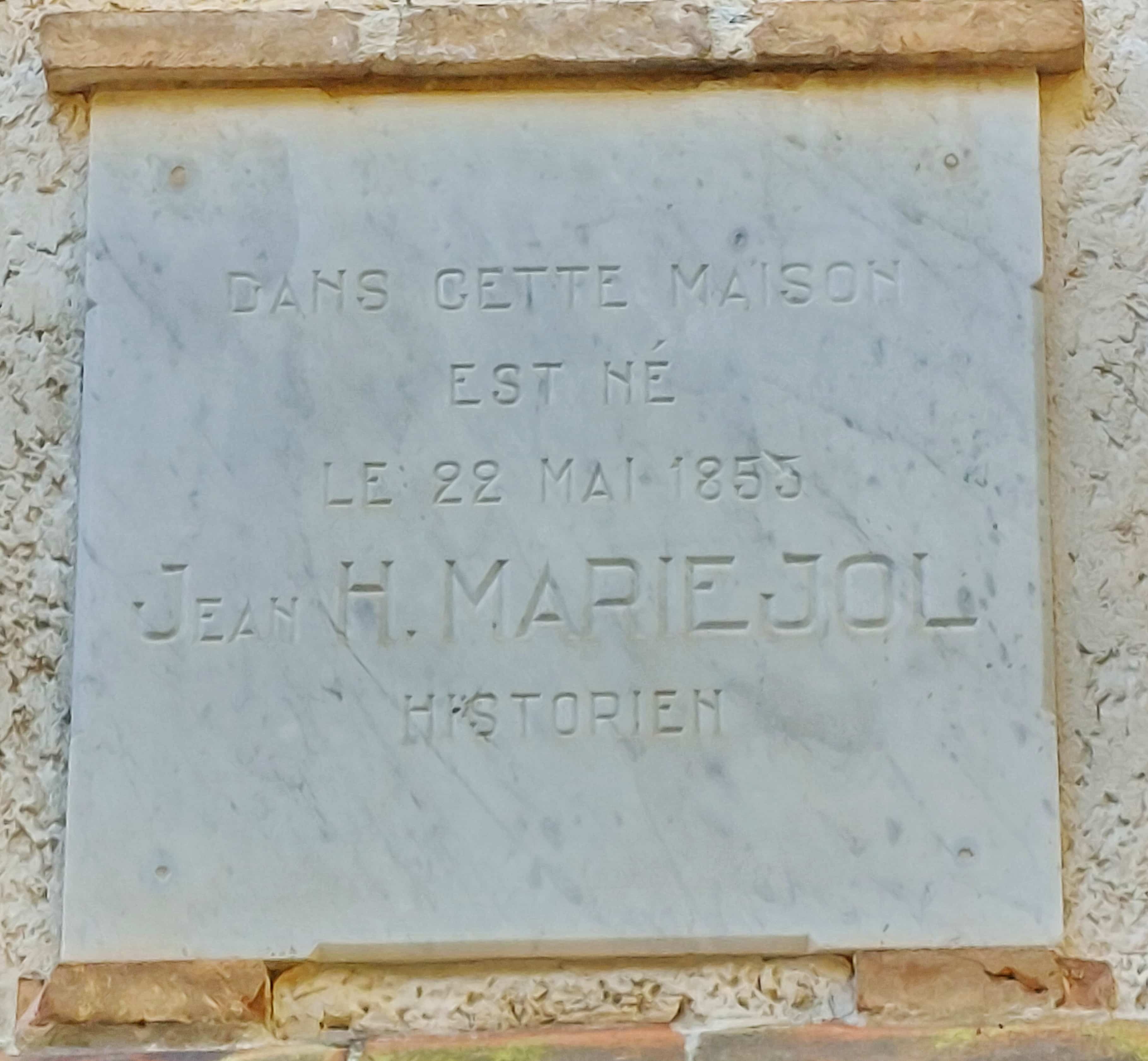 Mariejol-Plaque-au-n-8-rue-de-l-Horloge compress