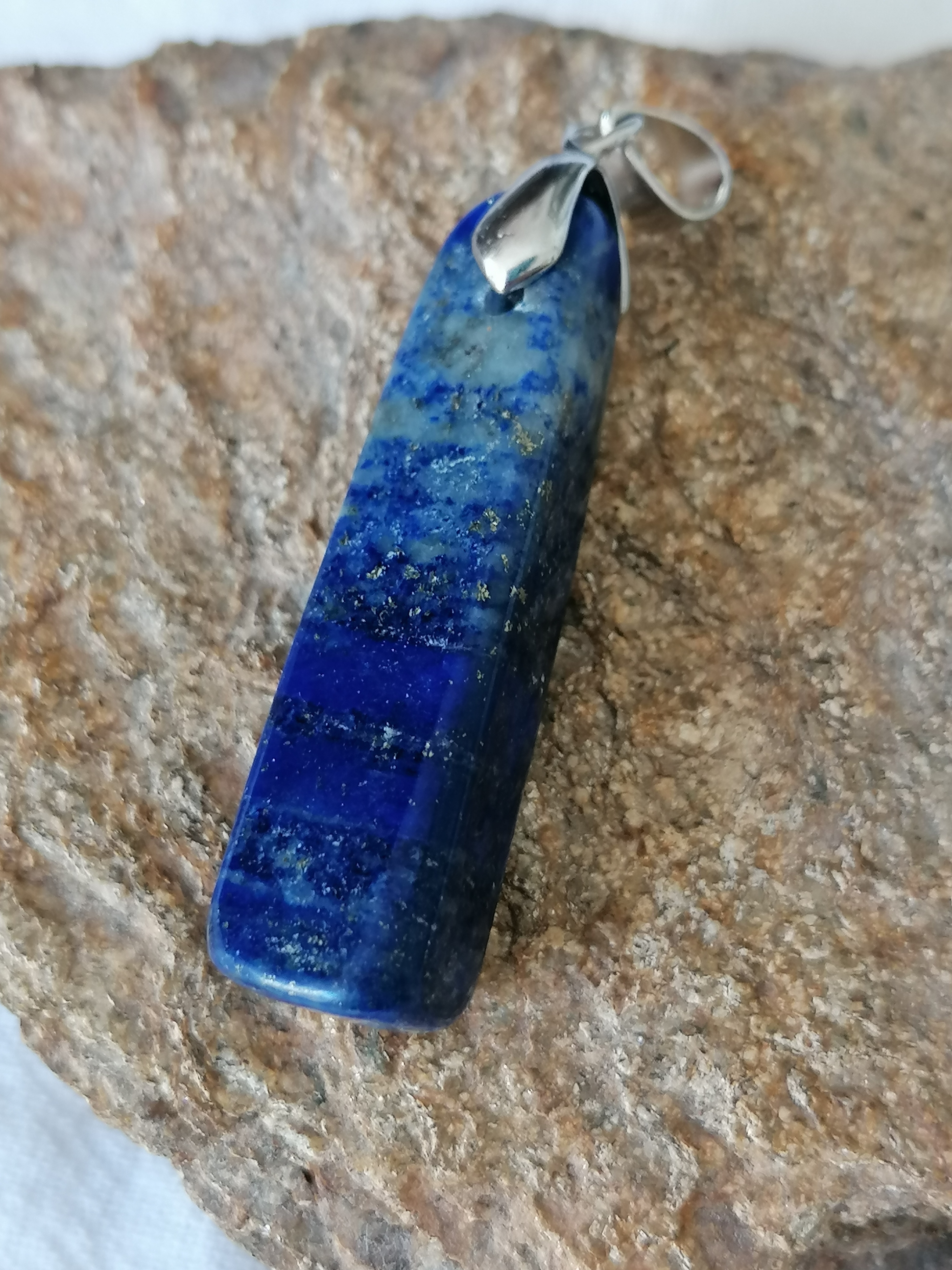 "Pendentif en lapis lazuli naturel – 40 mm – bleu profond veiné de pyrite – monture métal argenté
