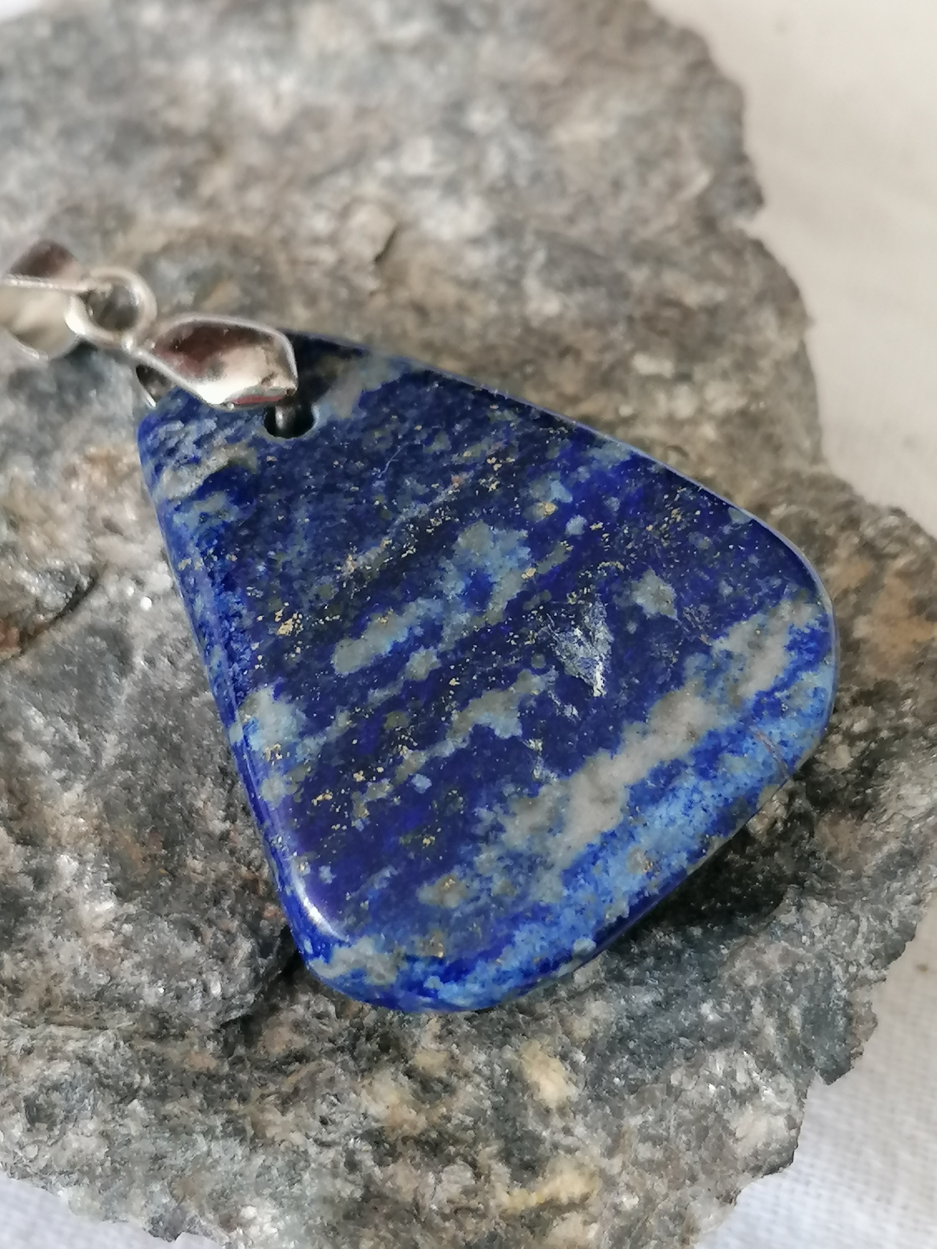 Pendentif en lapis lazuli naturel – 12 g – bleu profond veiné de pyrite – monture métal argenté