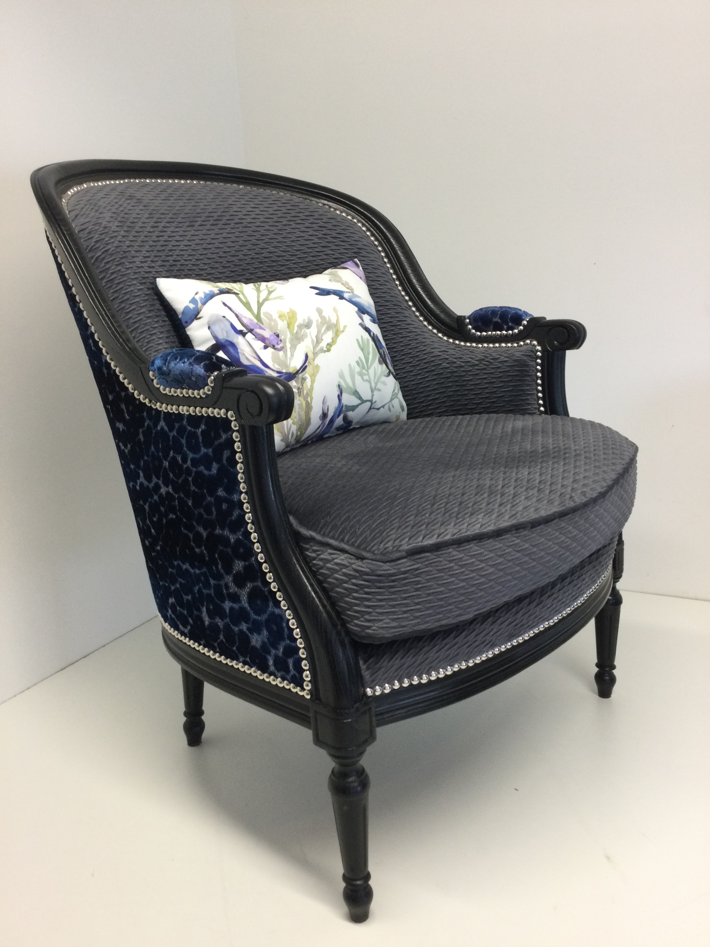 Atelierlesrenaissainces tapissierdecorateur relookingmeuble saintauibindemedoc saintmedardenjalles lacanau bordeaux gironde refectionfauteuil restaurationmeuble tapissier voltaire 