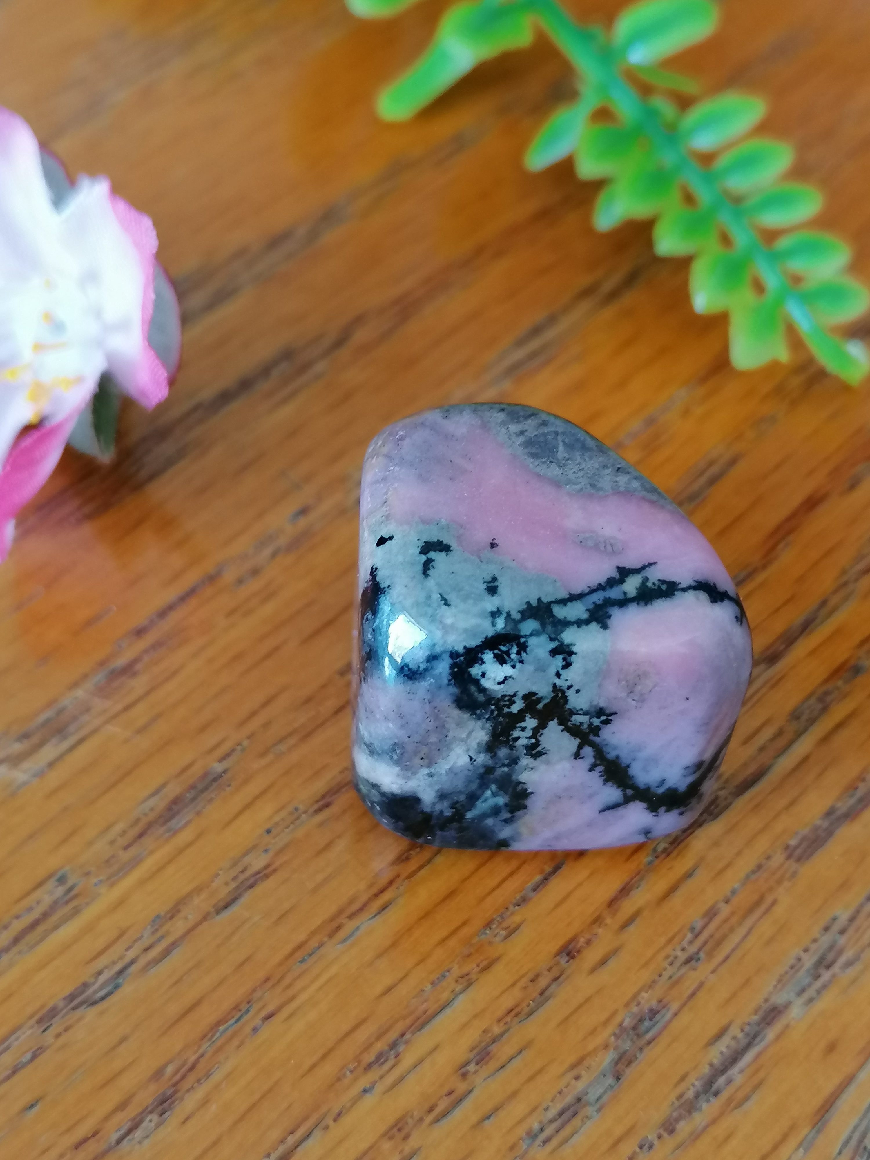 Galet en rhodonite polie – madagascar – teinte rose veinée de noir – pierre naturelle de qualité AA"