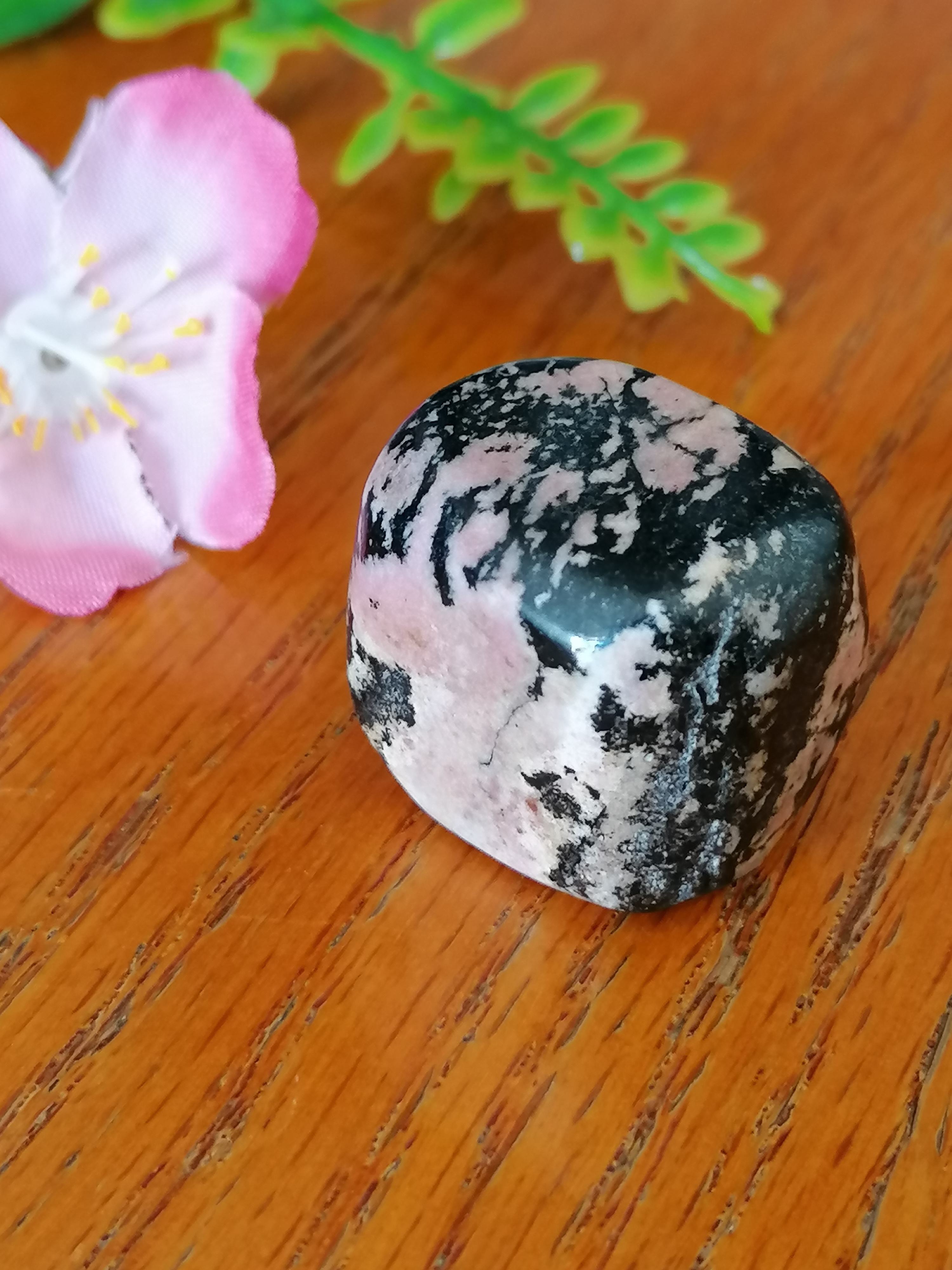 Galet en rhodonite polie – 35 g – Madagascar teinte rose veinée de noir – pierre naturelle de qualité AA"