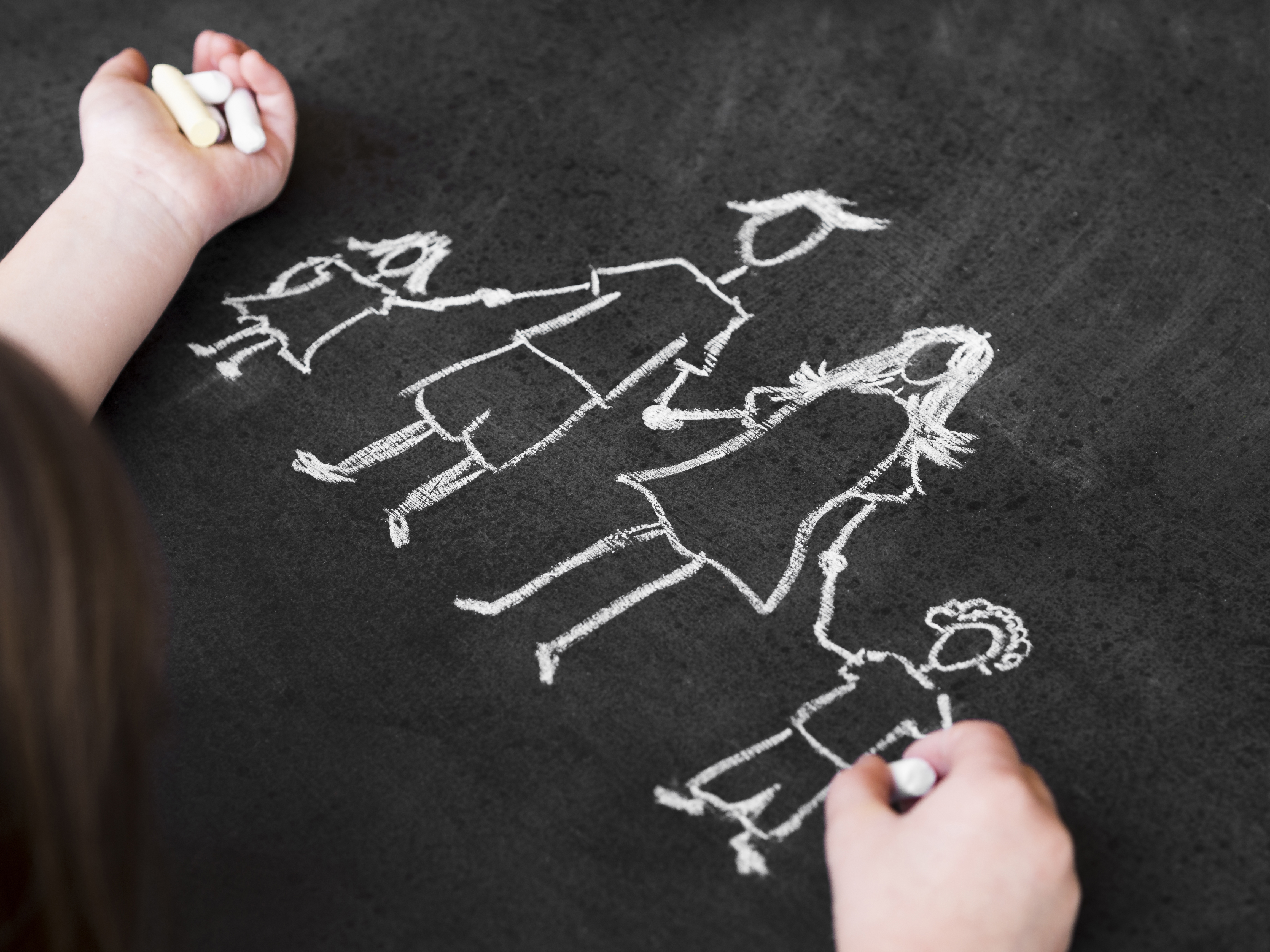 Dessin-a-la-craie-du-concept-de-famille-fait-sur-tableau-noir