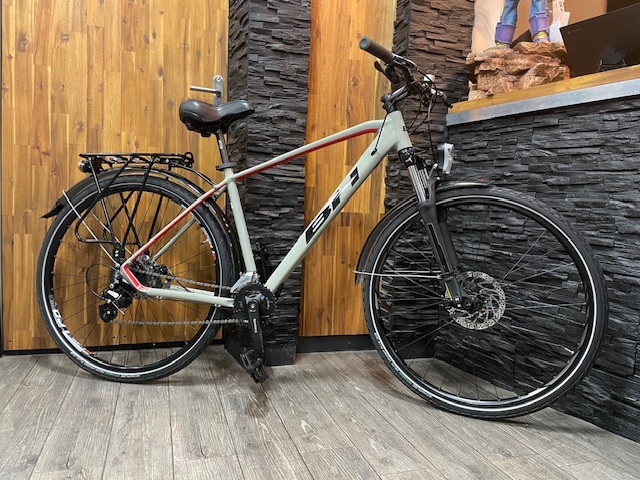 velo vtc/voyage BH aluminium gris 28 pouces 16 vitesses taille de 1M67 a 1M80 prix 598 euro unique