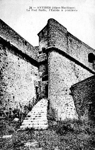 ANT-Le-Fort-Reille-l-Entree-a-pont-levis