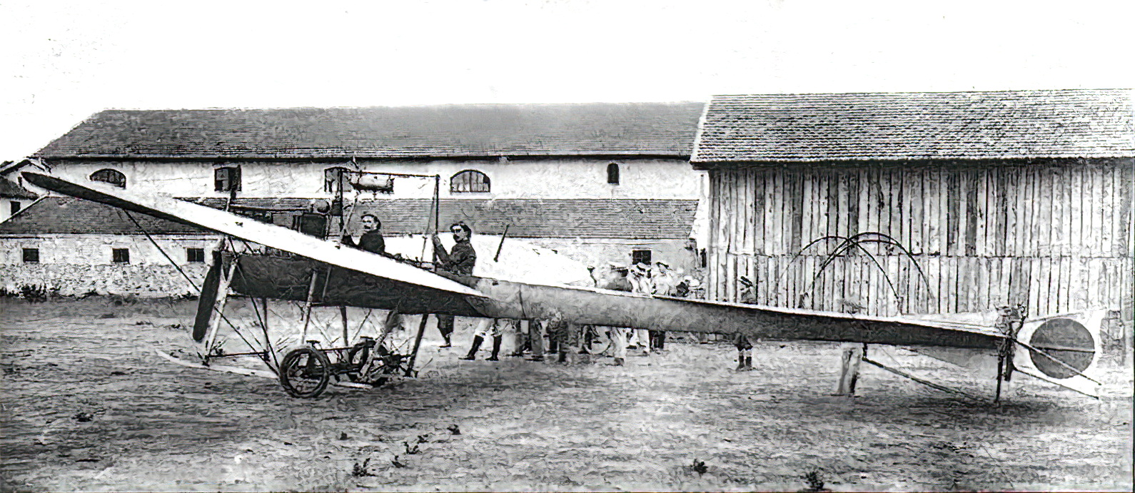 Roustan-Le-terrain-d-aviation-devant-les-nouveaux