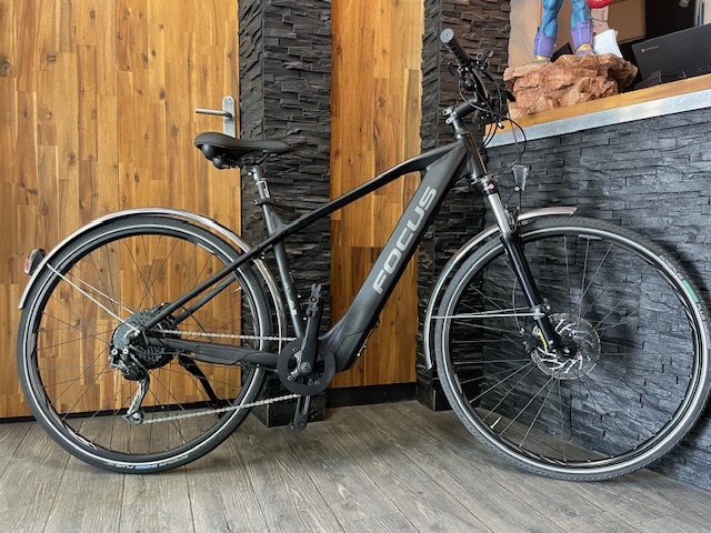 Velo focus electrique 36V 7AH alu noir 28P 9V pneus renforces taille 1M68 a 1M88 en tres bon etat comme neuf prix 998 euro