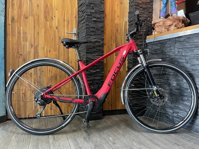 Velo focus electrique 36V 7AH alu rouge 28P 9V pneus renforces taille 1M60 a 1M80 en tres bon etat comme neuf prix 990 euro