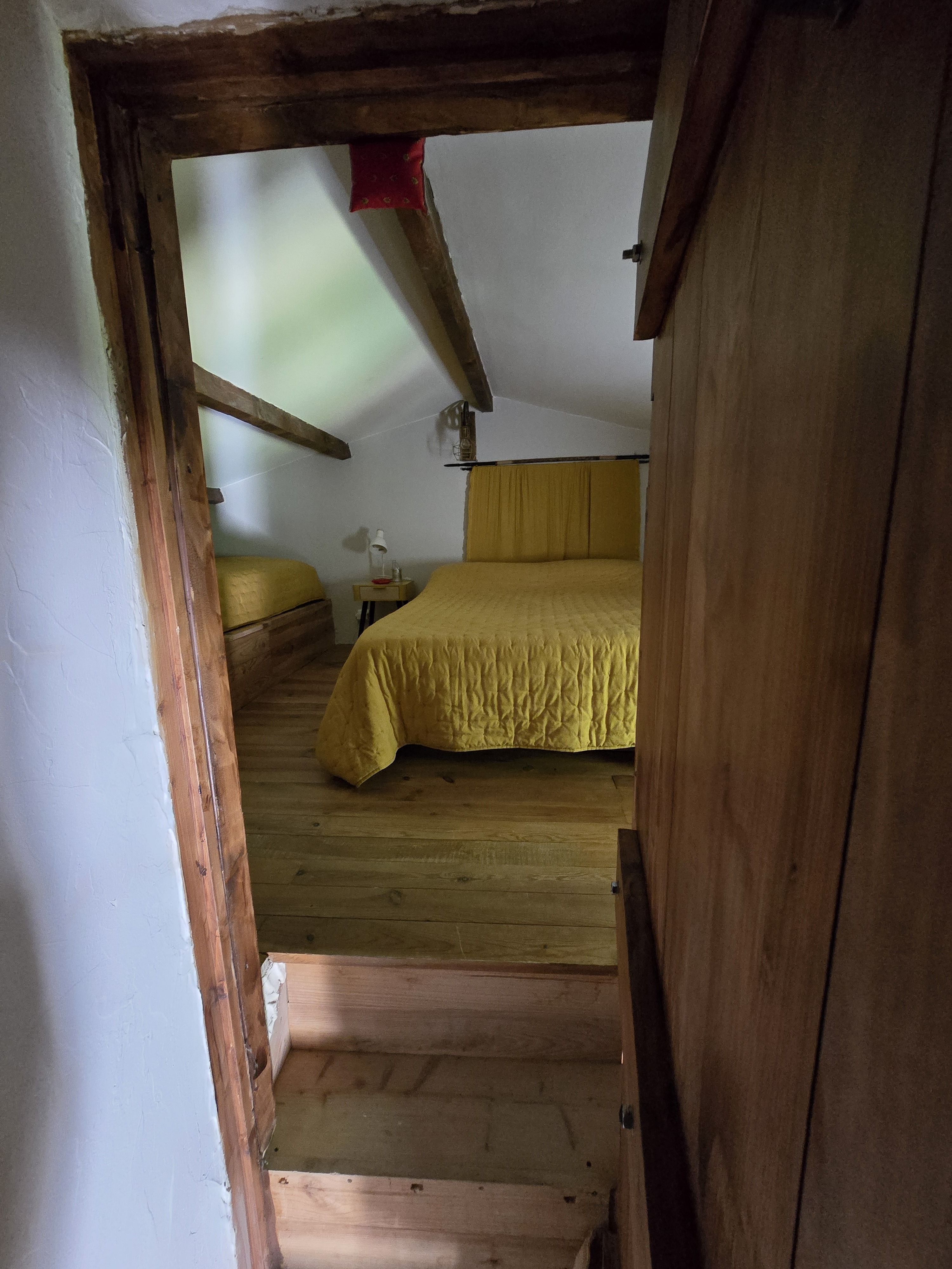 Chambre jaune vue du couloir