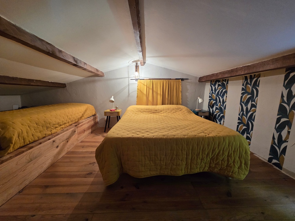 Chambre jaune vue d ensemble