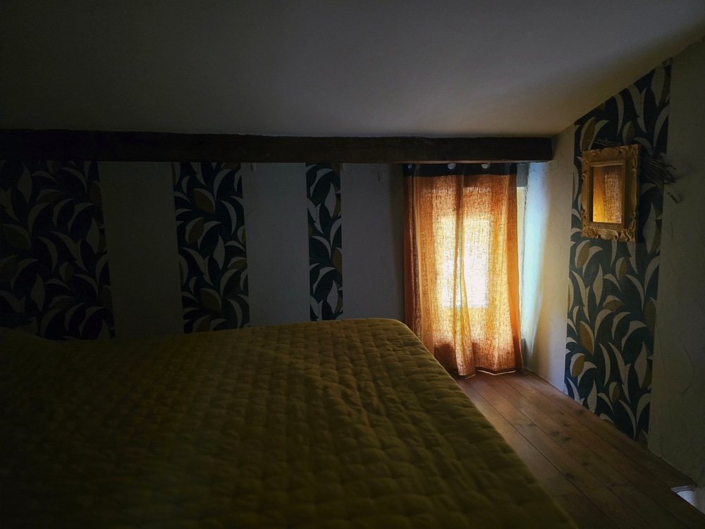 Chambre jaune penombre