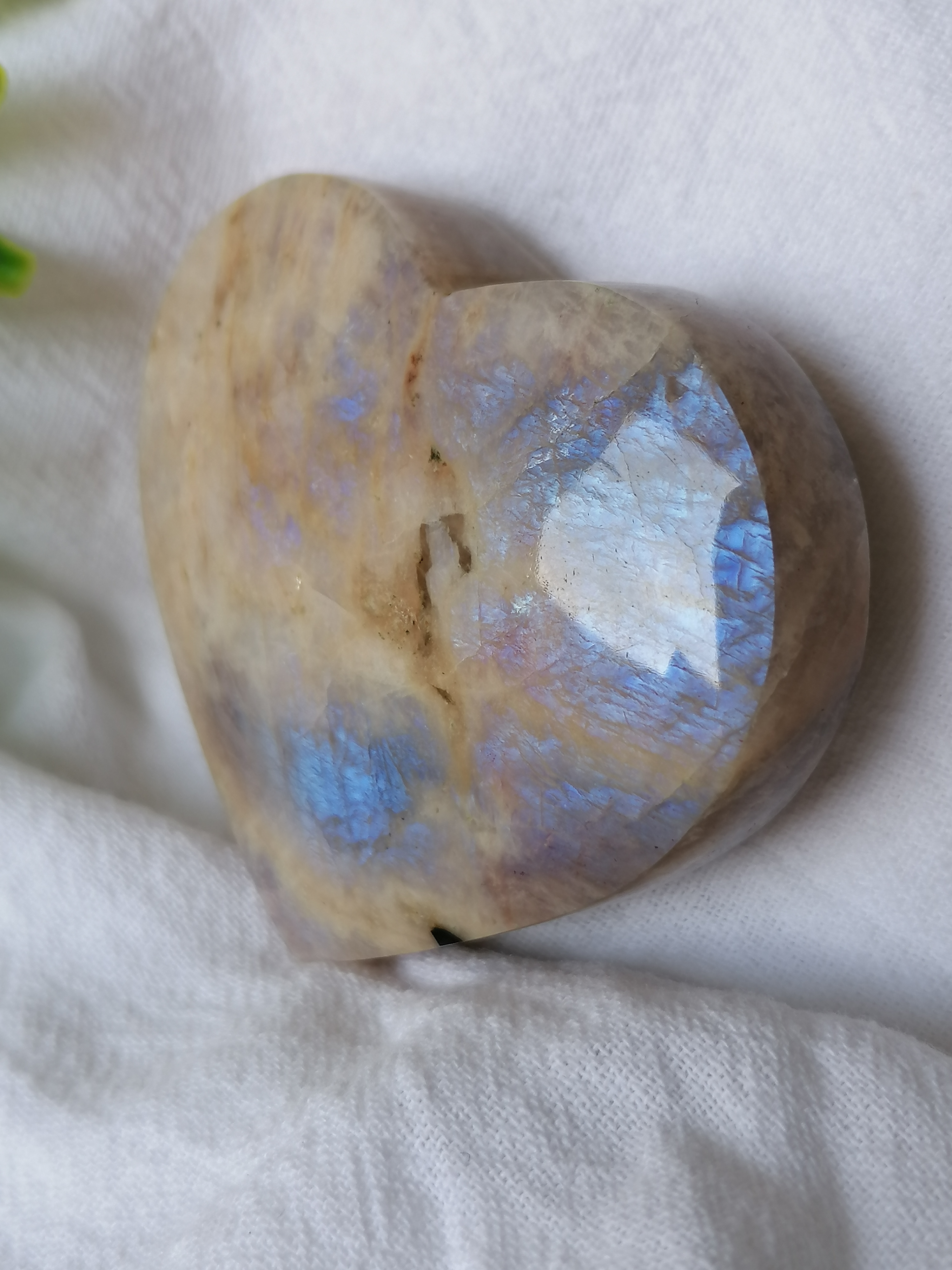 un superbe spécimen de lapis-lazuli disponible à la vente chez pierresfinesdumonde.com