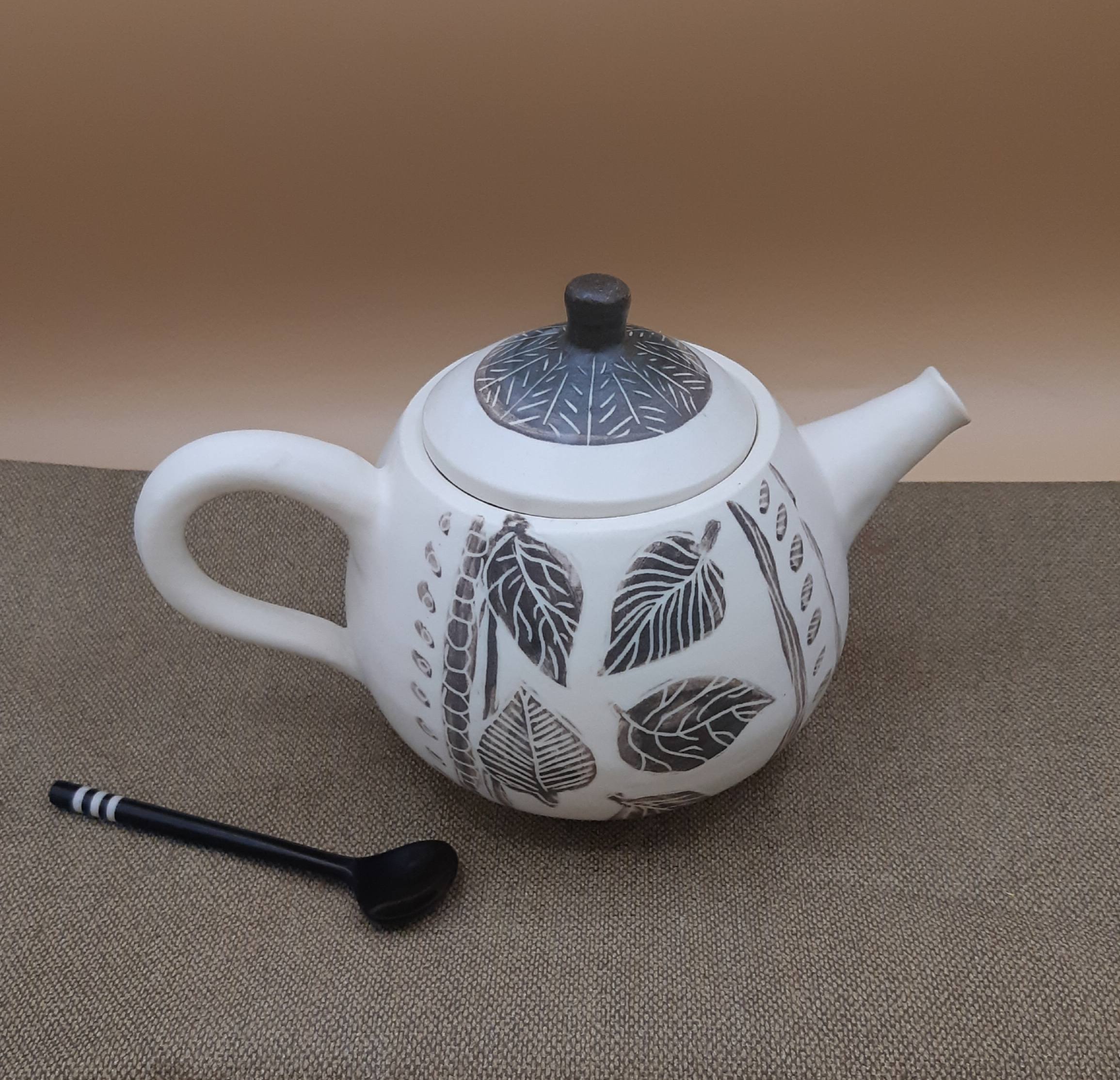Theiere faience b mat eng noir feuille 2 sgraf