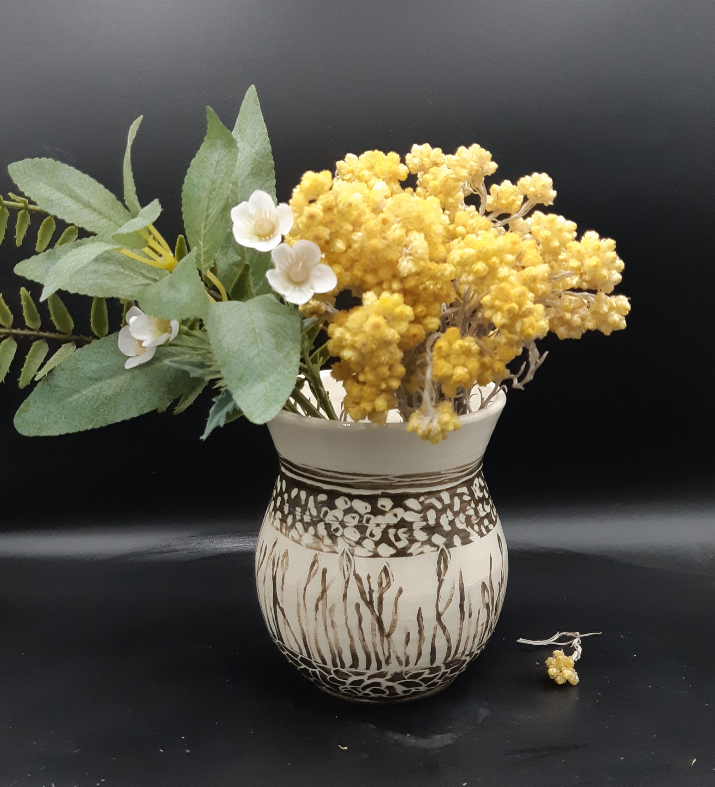 Vase faience b engobe noir sfraf