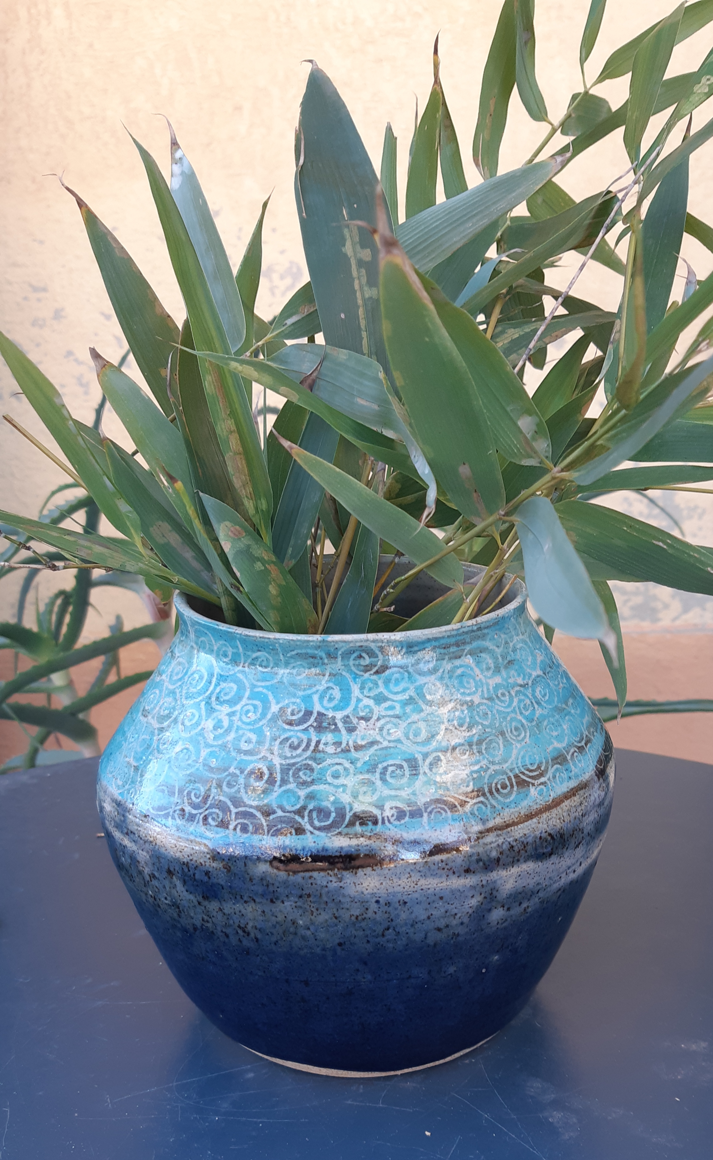 Vase rond gres bleu sgraffitage