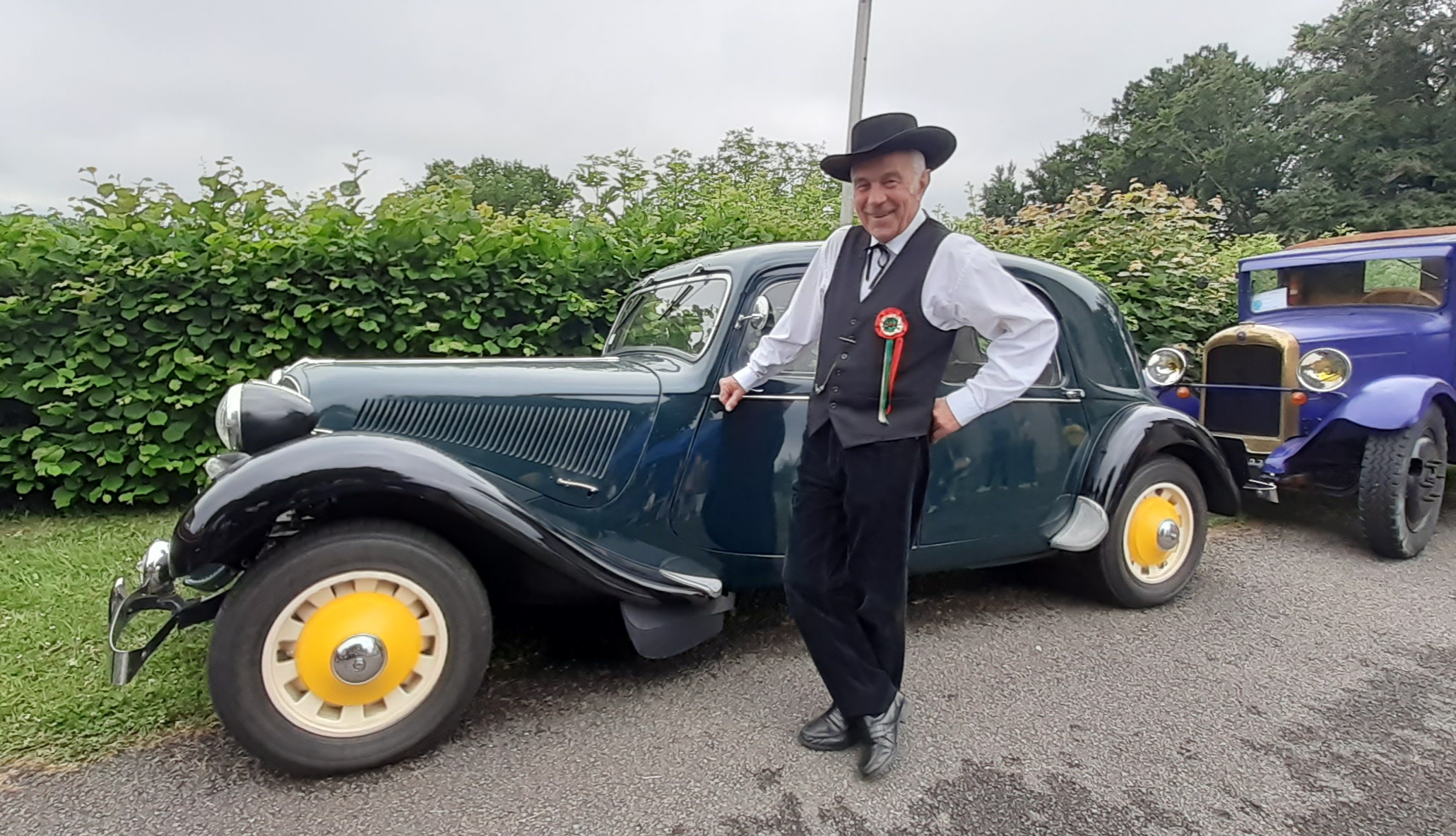 Albert-st-dezery-06-2025-avec-voiture-meme-age