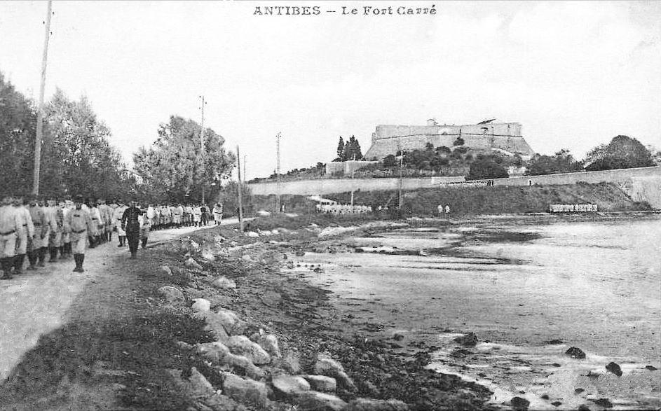 Fort-Carre-et-troupes-en-marche