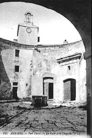 ANT-Fort-Carre-La-Cour-et-la-Chapelle