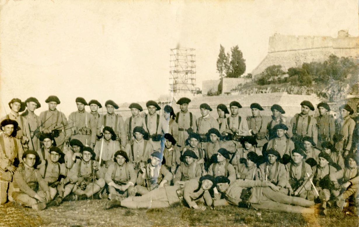 FORT-CARRE-Regiment-et-Poilu-en-construction