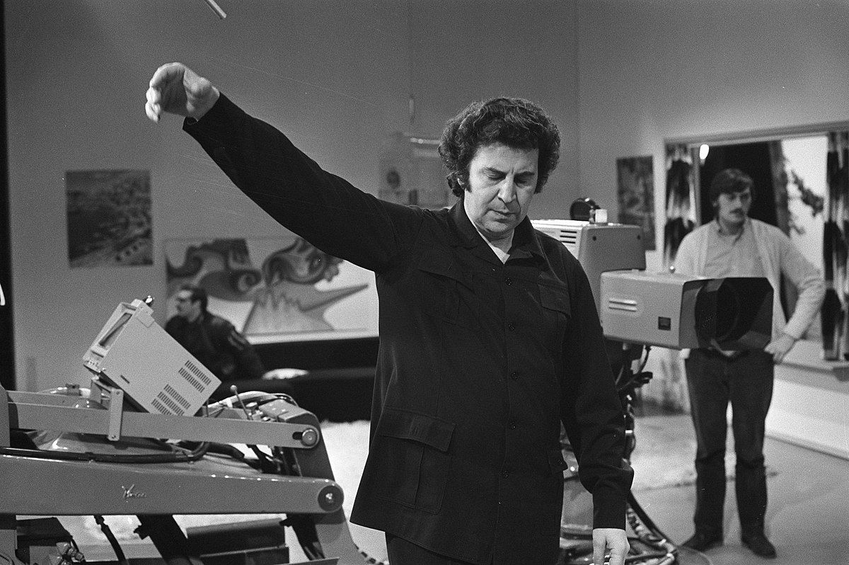 Mikis Theodorakis : Un Centenaire, Une Mémoire Vivante