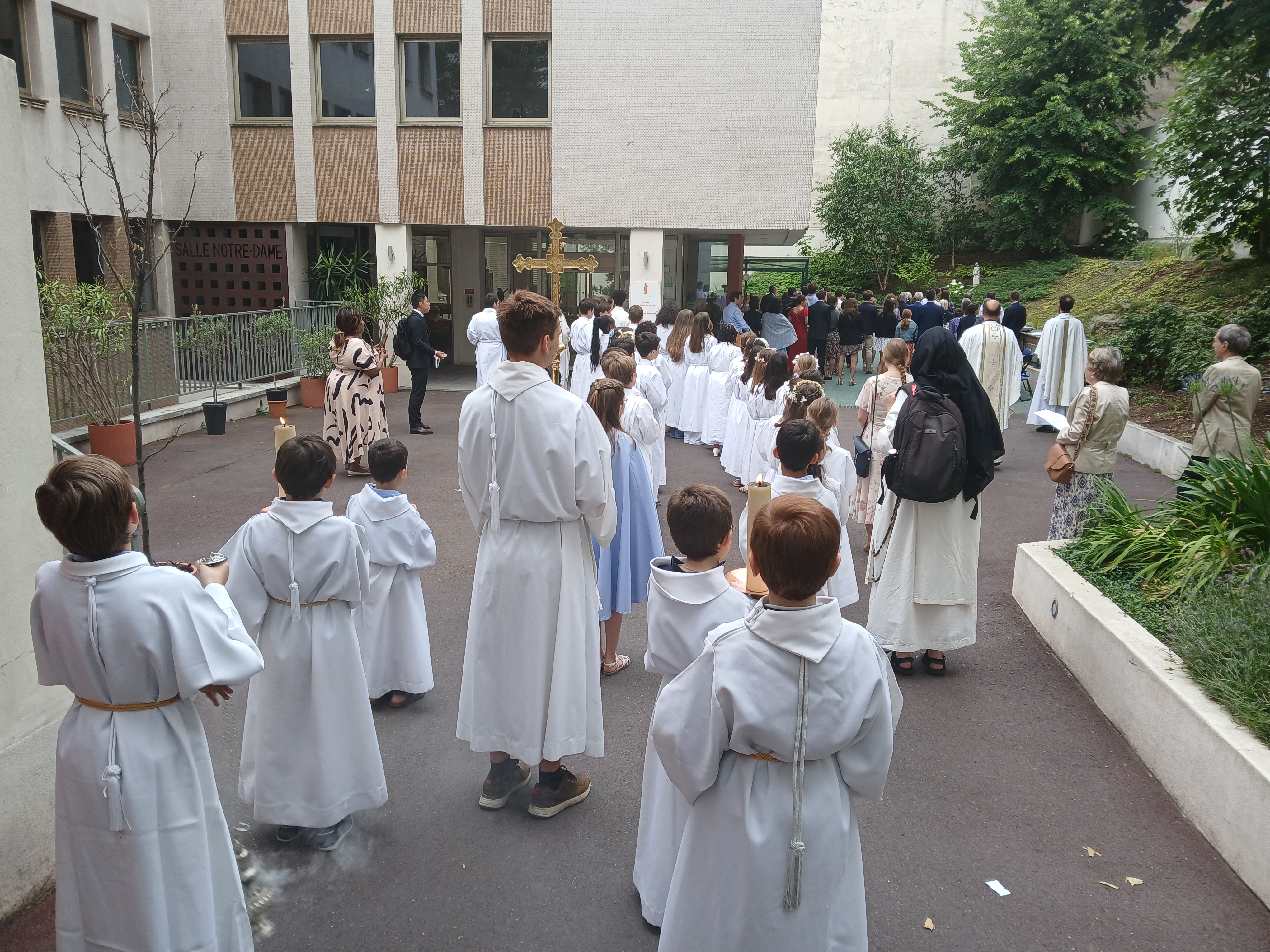 Procession lors de la messe de première communion - juin 2025
