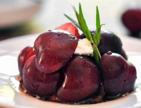 Cerises-pochees-au-vin-rouge