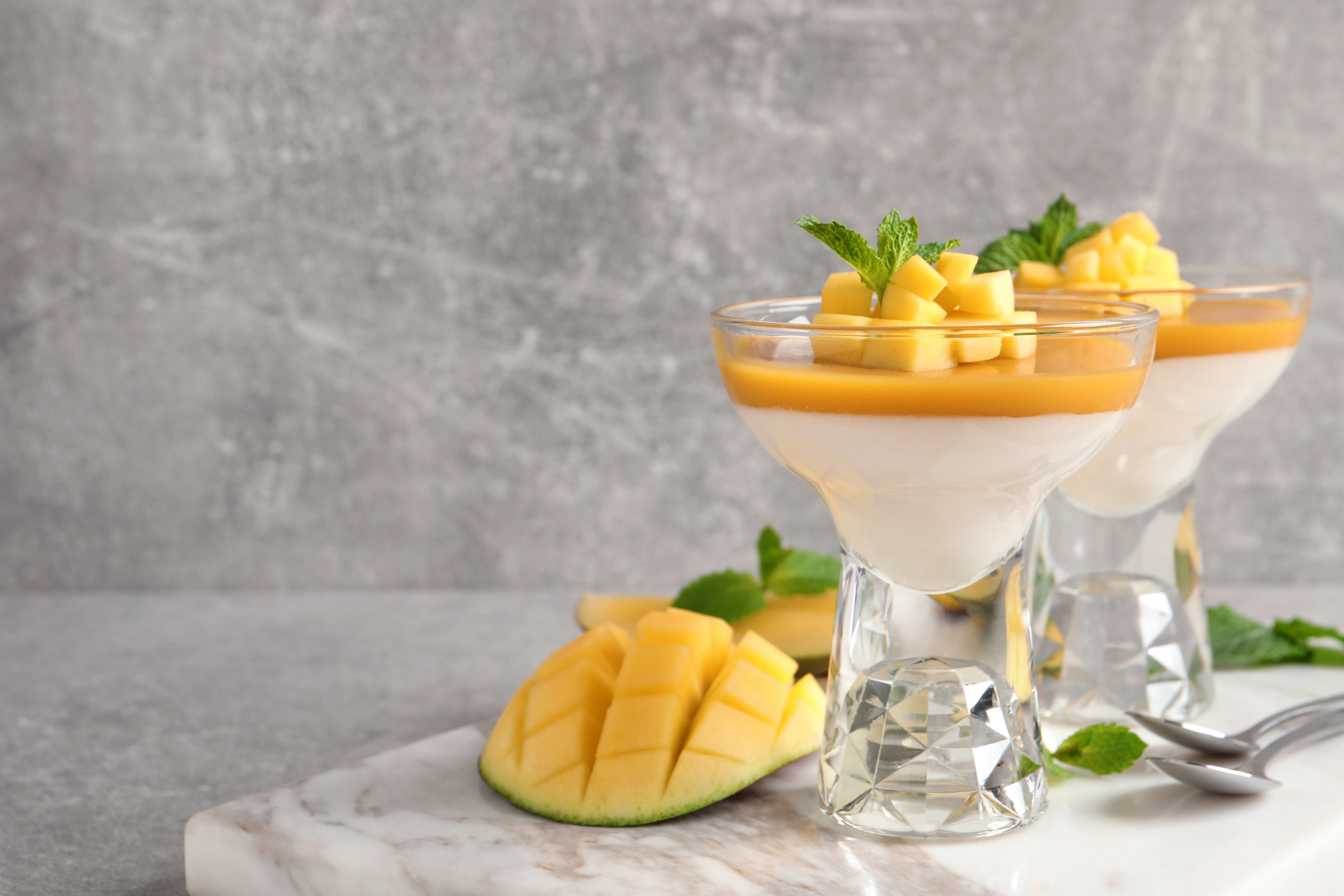 Panna cotta mousse coco et coulis de mangue