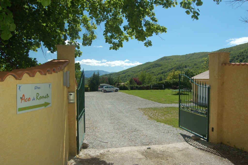 Gite-rural-avec-piscine-gite-de-France-alpes-de-haute-provence-sisteron-entree-domaine