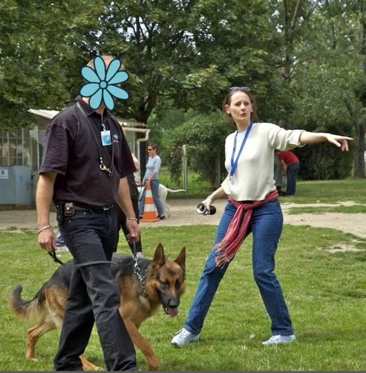 Karine Bigot animant une séance d’éducation canine de groupe au club canin d’Argenteuil