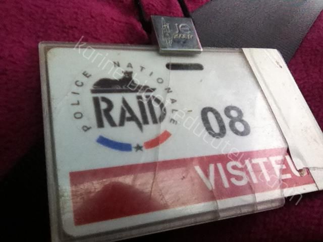Badge remis à Karine Bigot à Bièvres (91) lors des tests de sélection RAID pour chien détecteur