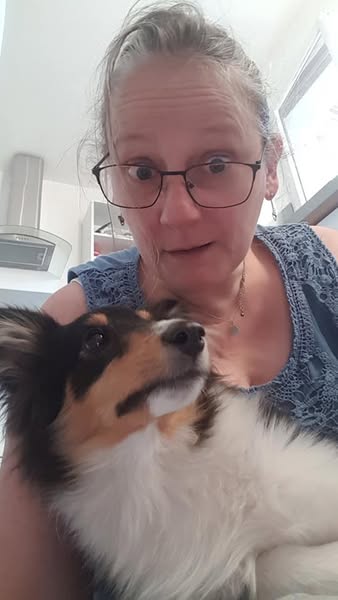 Karine Bigot à Lagny-sur-Marne tenant un chiot Shetland peureux de 5 mois – intervention à domicile sur recommandation d’un ancien client.


