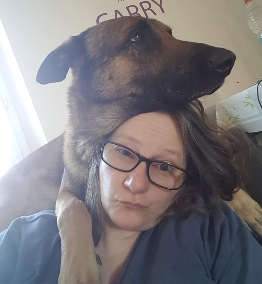 Karine Bigot, éducateur canin, partage un moment de complicité avec son chien, symbole de confiance et d’affection.