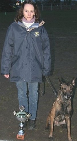 Karine Bigot, éducateur canin à Persan (95), avec sa Malinoise et sa coupe – victoire en Ring 2 à la Coupe des Clubs Île-de-France, concours organisé à Argenteuil en 2006