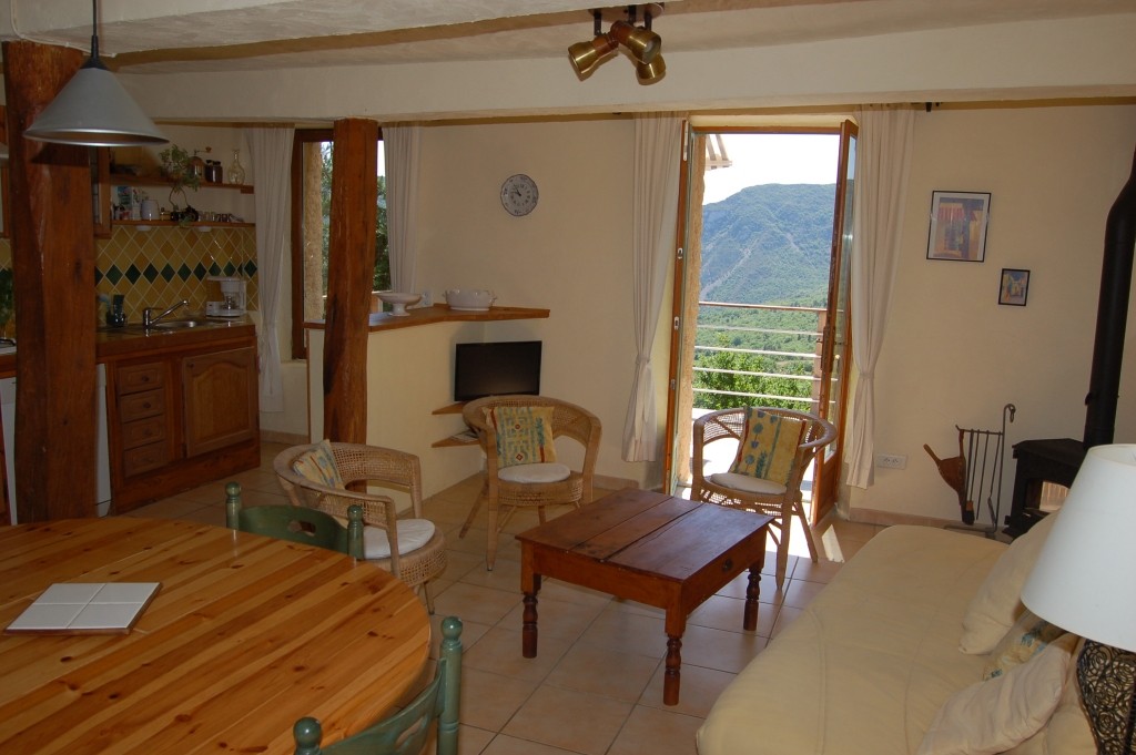 Gite-rural-avec-piscine-gite-de-France-alpes-de-haute-provence-sisteron-baronnies-haute-alpes-verdon-serre-poncon-luberon-Aco-de-Roman-Salle-a-vivre