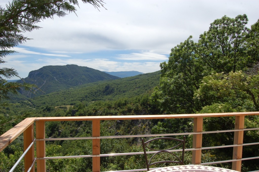 Gite-rural-avec-piscine-gite-de-France-alpes-de-haute-provence-sisteron-baronnies-haute-alpes-verdon-serre-poncon-luberon-Aco-de-Roman-terrasse