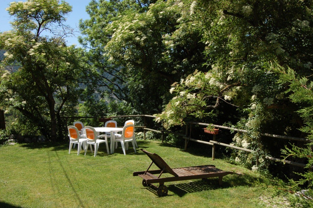 Gite-rural-avec-piscine-gite-de-France-alpes-de-haute-provence-sisteron-baronnies-haute-alpes-verdon-serre-poncon-luberon-Aco-de-Roman-jardin