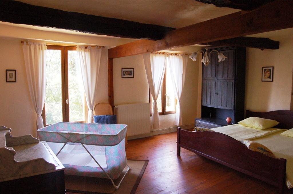 Gite-rural-avec-piscine-gite-de-France-alpes-de-haute-provence-sisteron-baronnies-haute-alpes-verdon-serre-poncon-luberon-Aco-de-Roman-Chambre-parentale