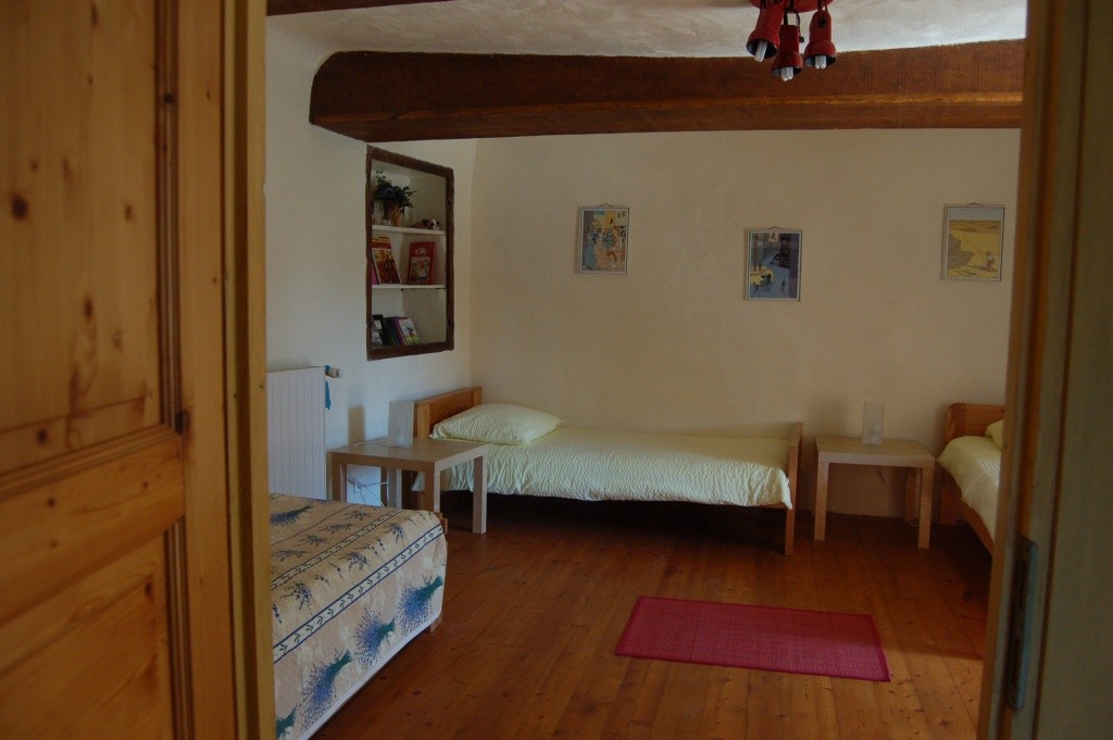 Gite-rural-avec-piscine-gite-de-France-alpes-de-haute-provence-sisteron-baronnies-haute-alpes-verdon-serre-poncon-luberon-Aco-de-Roman-chambre-enfants