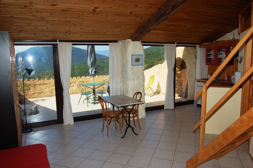 Gite-rural-avec-piscine-gite-de-France-alpes-de-haute-provence-sisteron-baronnies-haute-alpes-verdon-serre-poncon-luberon-Aco-de-Roman-gite-colline-salle-a-vivre