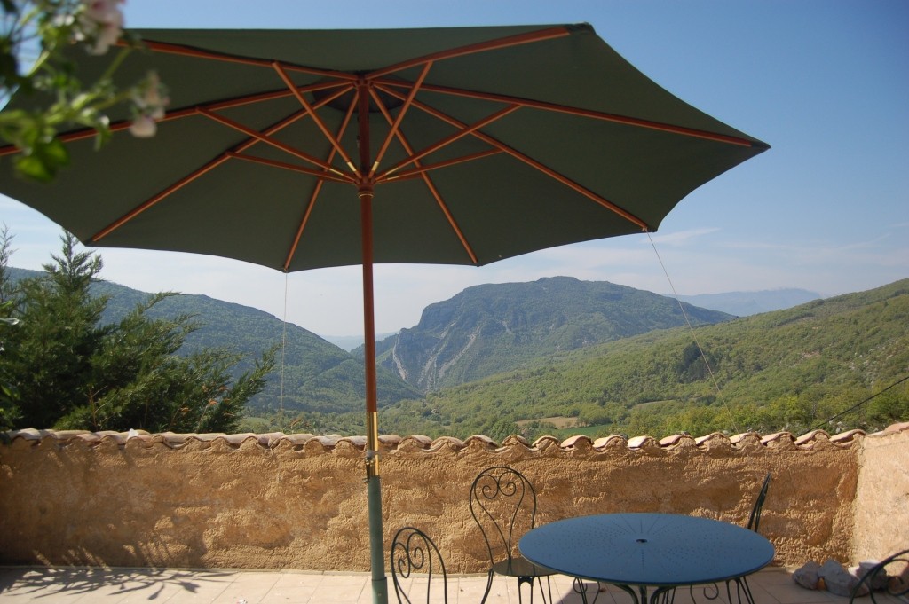 Gite-rural-avec-piscine-gite-de-France-alpes-de-haute-provence-sisteron-baronnies-haute-alpes-verdon-serre-poncon-luberon-Aco-de-Roman-colline-terrasse