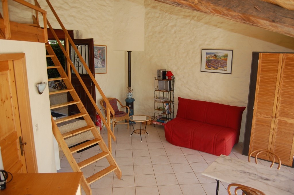 Gite-rural-avec-piscine-gite-de-France-alpes-de-haute-provence-sisteron-baronnies-haute-alpes-verdon-serre-poncon-luberon-Aco-de-Roman-colline-salle-a-vivre-2