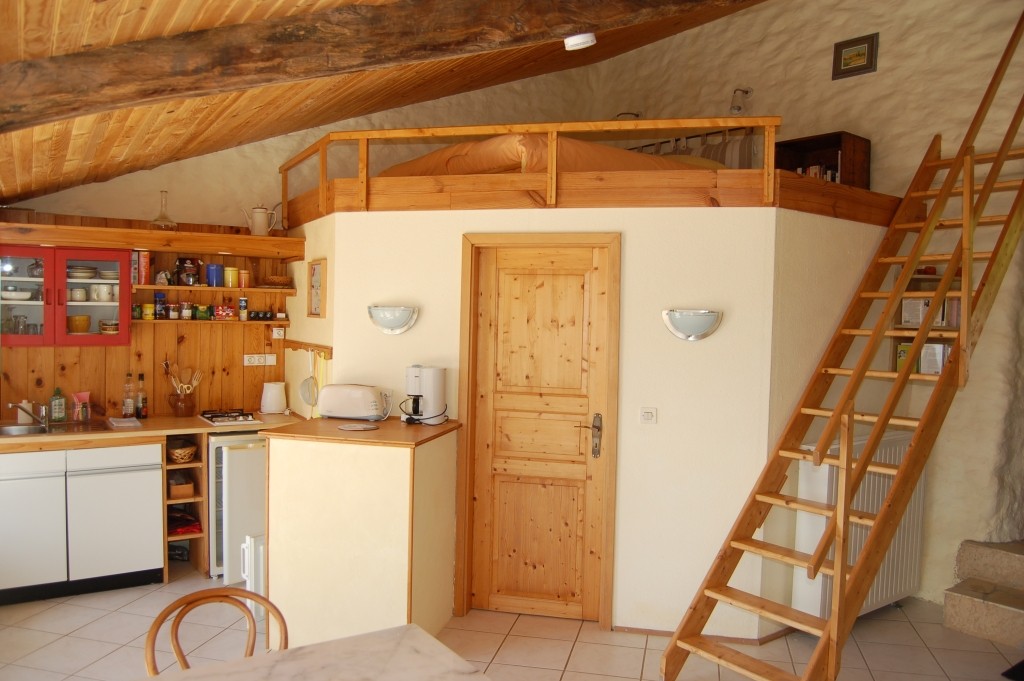 Gite-rural-avec-piscine-gite-de-France-alpes-de-haute-provence-sisteron-baronnies-haute-alpes-verdon-serre-poncon-luberon-Aco-de-Roman6-colline-mezzanine