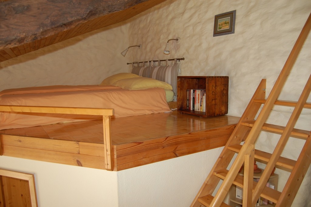 Gite-rural-avec-piscine-gite-de-France-alpes-de-haute-provence-sisteron-baronnies-haute-alpes-verdon-serre-poncon-luberon-Aco-de-Roman-colline-lit-en-mezzanine