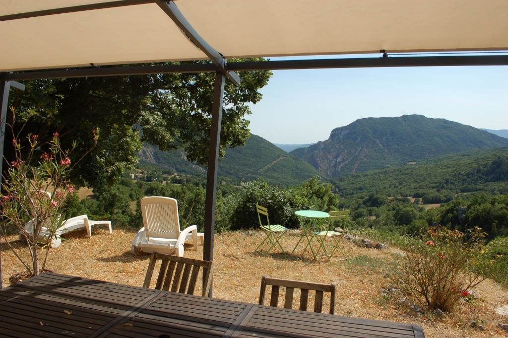 Gite-rural-avec-piscine-gite-de-France-alpes-de-haute-provence-sisteron-baronnies-haute-alpes-verdon-serre-poncon-luberon-Aco-de-Roman-tarifs-et-service-regain